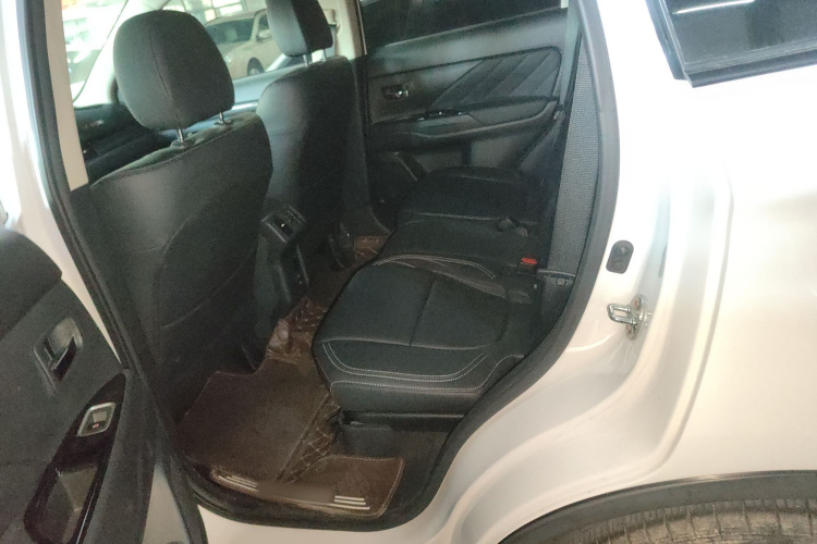 三菱 欧蓝德 2020款 2.0L 两驱畅享版 5座中控内饰7004