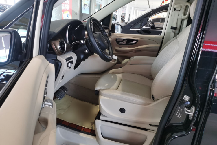 奔驰V级 2022款 V 260 L 长轴距尊贵版中控内饰20