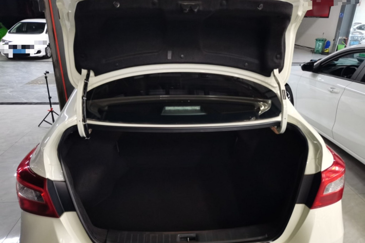 日产 轩逸 2022款 经典 1.6XE CVT舒适版机舱底盘23