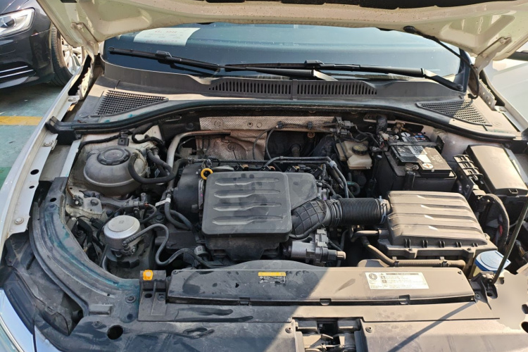 大众 朗逸 2021款 1.5L 自动舒适版机舱底盘24