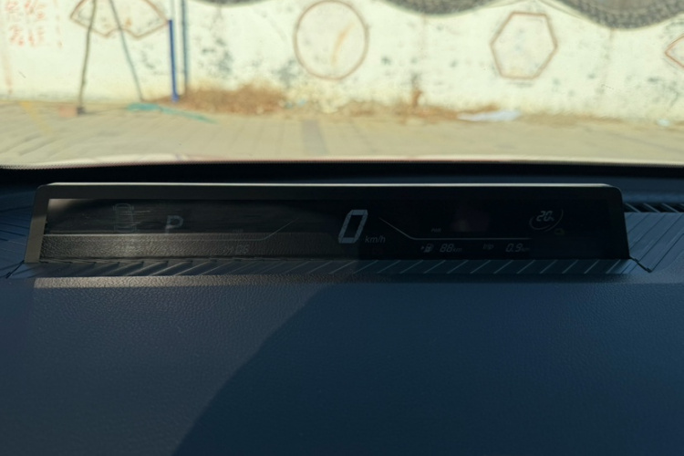 哪吒汽车 哪吒V 2022款 潮 400 Lite 粉色定制款局部细节14