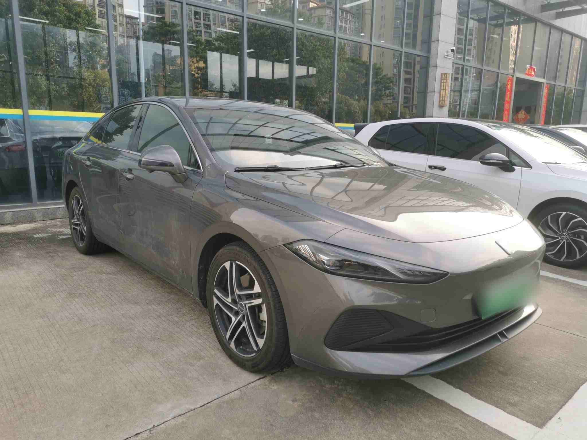 车辆右前45度外观展示