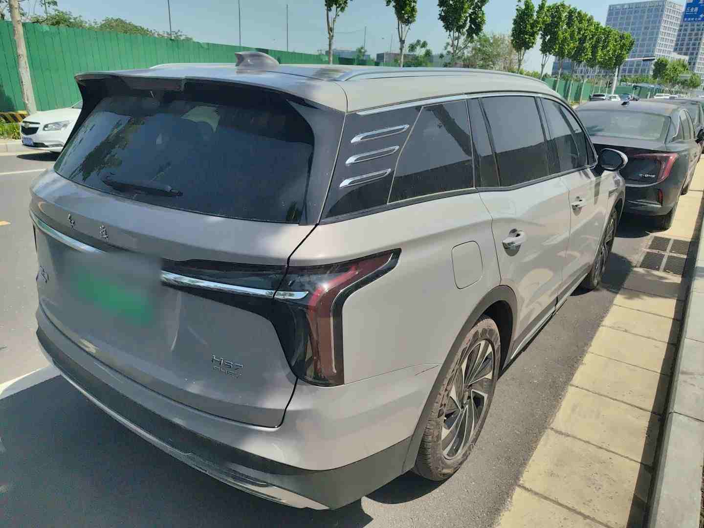 车辆右后45度外观展示