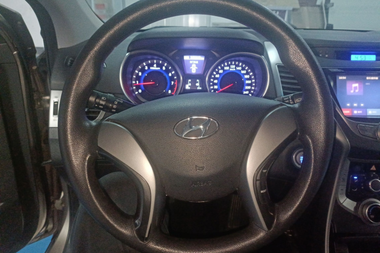 现代 朗动 2015款 1.6L 手动领先型中控内饰13