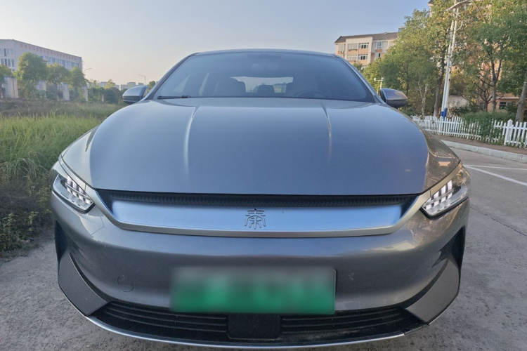 比亚迪 秦PLUS 2024款 荣耀版 EV 420KM领先型车身外观2