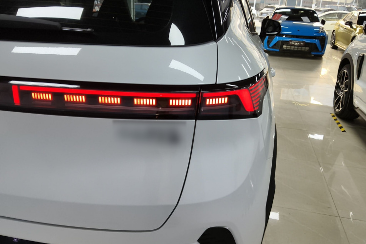 领克06 EM-P 2023款 EM-P 126长续航Halo车身外观6006