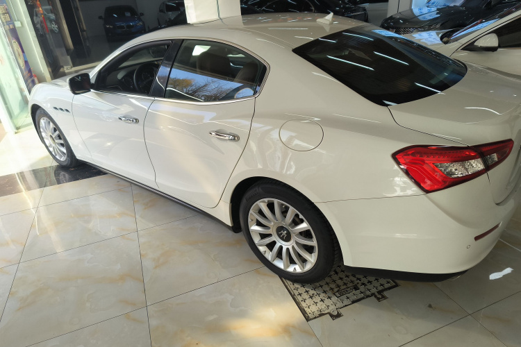 玛莎拉蒂 Ghibli 2014款 3.0T 标准版车身外观4