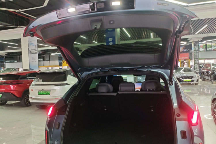 领克08 EM-P 2025款 220km 四驱性能Halo机舱底盘23