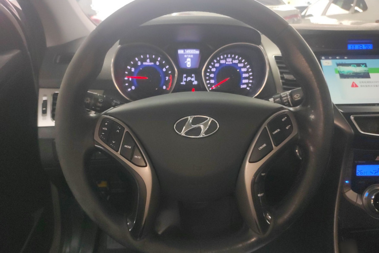 现代 朗动 2013款 1.6L 自动尊贵型中控内饰13