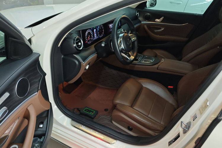 奔驰E级 2020款 E 260 L 运动型中控内饰20