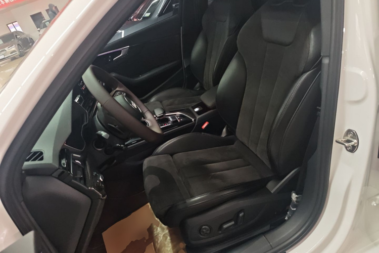 奥迪A4L 2023款 45 TFSI quattro 臻选动感型中控内饰19