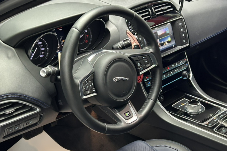 捷豹XE 2015款 2.0T 240PS R-Sport局部细节13