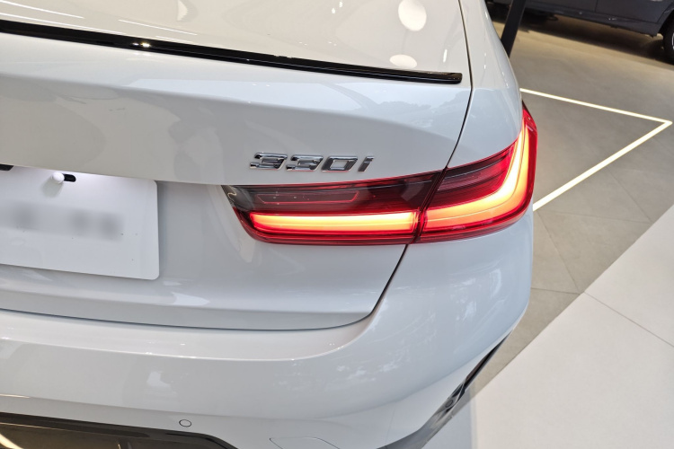 宝马3系 2023款 330i M运动曜夜套装车身外观9