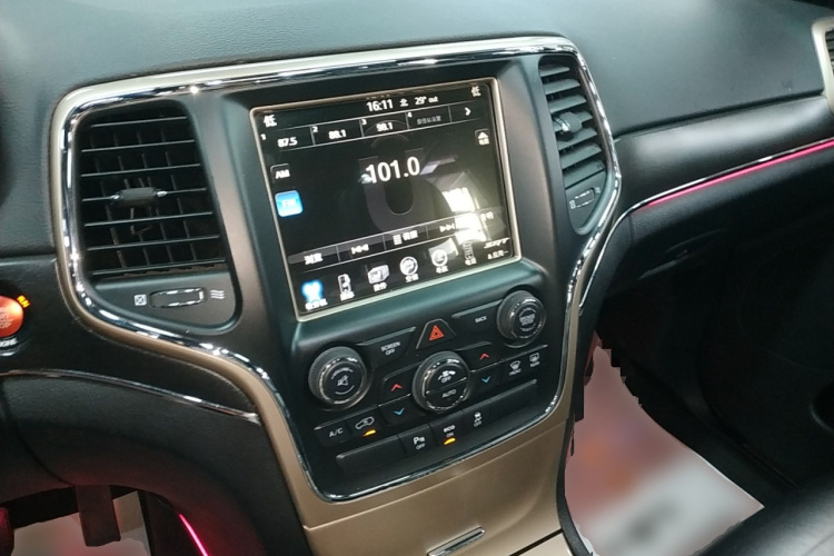 Jeep 大切诺基(进口) 2015款 3.0L 舒享导航版中控内饰12