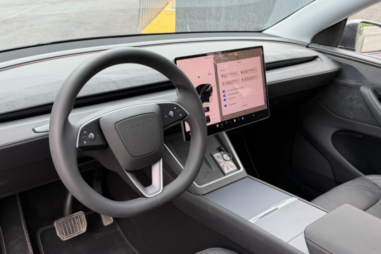 特斯拉 Model Y 2025款 长续航全轮驱动 首发版中控内饰7004