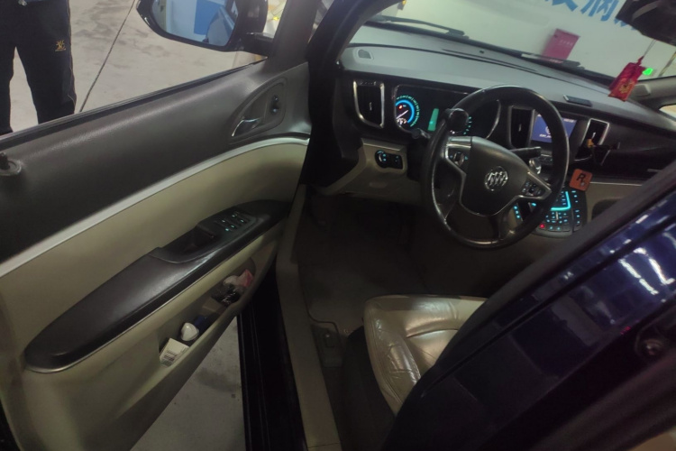 别克GL8 2013款 3.0L GT豪华商务豪雅版中控内饰7003