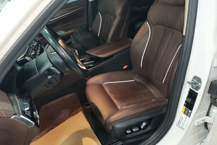 宝马5系新能源 2020款 里程升级版 530Le 先锋版中控内饰19