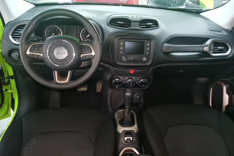 Jeep 自由侠 2017款  180T 自动劲能版中控内饰7002