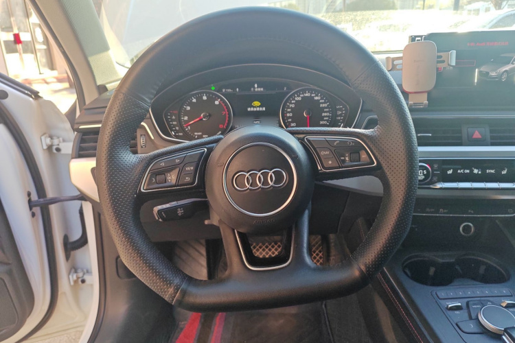 奥迪A4L 2018款 30周年年型 45 TFSI quattro 个性运动版中控内饰13