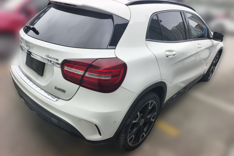 奔驰GLA 2018款 GLA 220 4MATIC 运动型车身外观6005