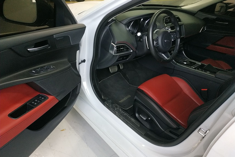 捷豹XE 2018款 2.0T 300PS 四驱R-Sport运动版中控内饰20