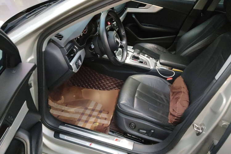 奥迪A4L 2018款 30周年年型 40 TFSI 时尚型中控内饰7003