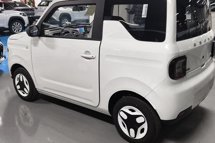 吉利银河 熊猫 2025款 210km 元气熊车身外观4