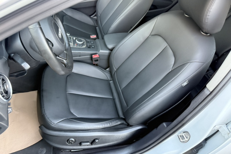 奥迪A3 2015款 Sportback 35 TFSI 百万纪念智领型中控内饰7004