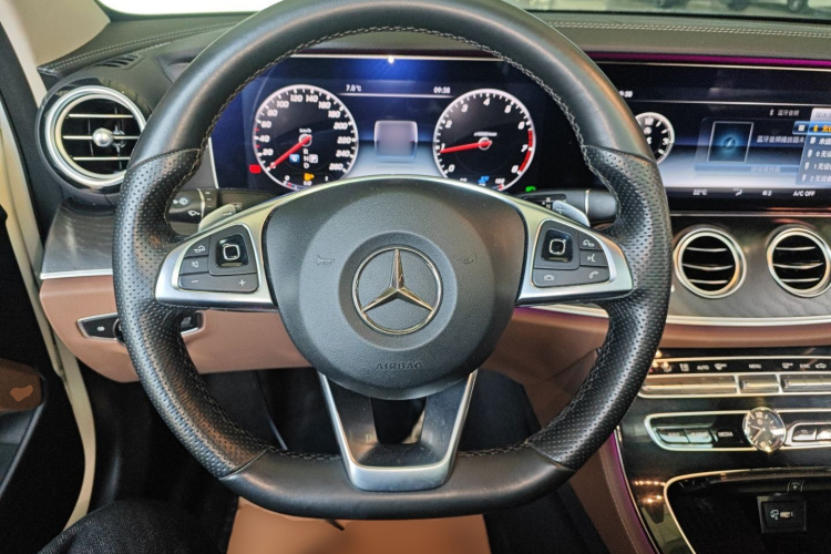 奔驰E级 2016款 E 200 L 运动型中控内饰13