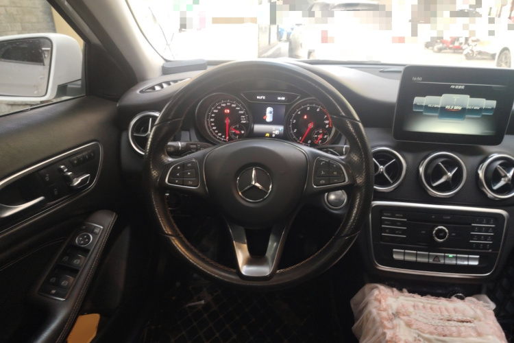 奔驰GLA 2017款 GLA 200 动感型中控内饰13