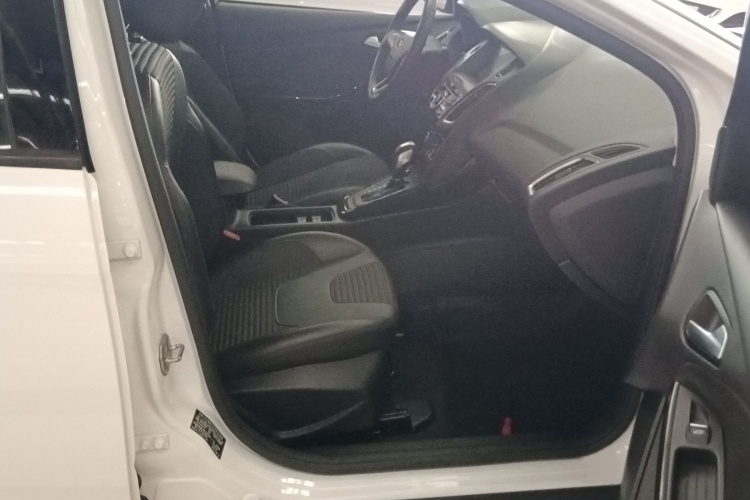 福特 福克斯 2017款 两厢 1.6L 自动风尚型智行版局部细节41