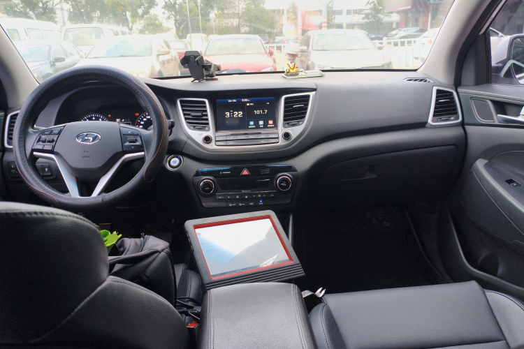 现代 途胜 2018款 1.6T 双离合两驱15周年特别版中控内饰12