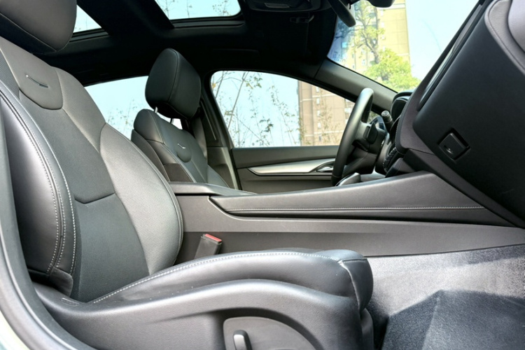 凯迪拉克CT5 2023款 28T 豪华型（标准版）中控内饰7011