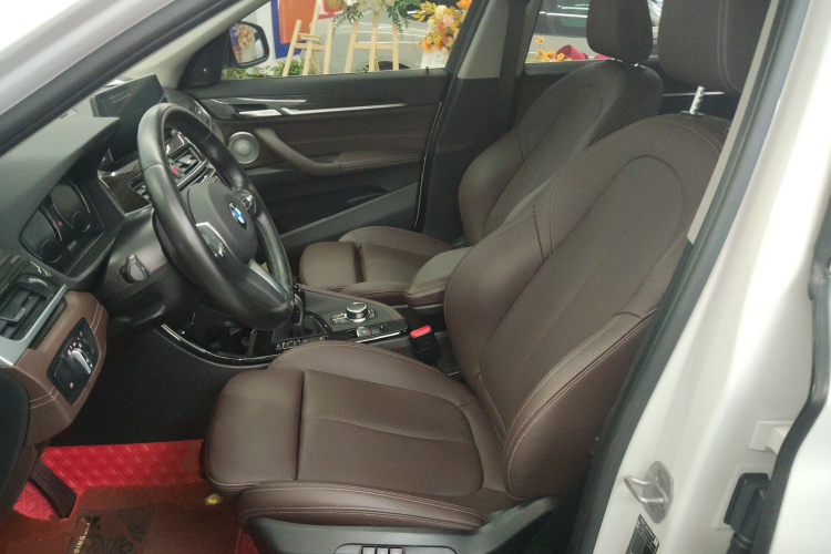 宝马X1 2022款 改款 xDrive25Li 尊享型中控内饰19