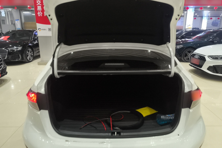 丰田 雷凌 2024款 185T CVT豪华版机舱底盘23