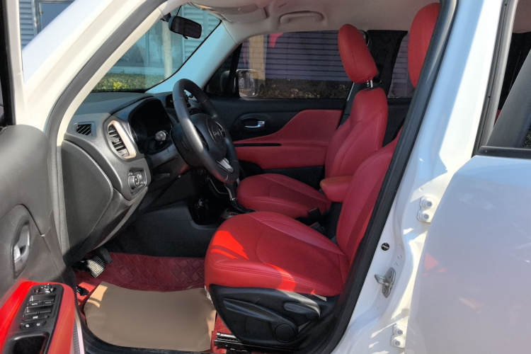 Jeep 自由侠 2018款 互联大屏版 180T 自动动能版+中控内饰7002