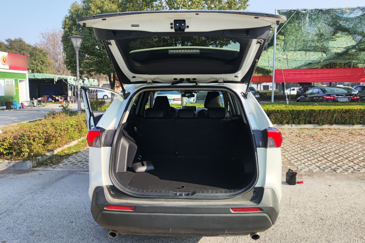 丰田 RAV4荣放 2020款 2.0L CVT两驱都市版机舱底盘23