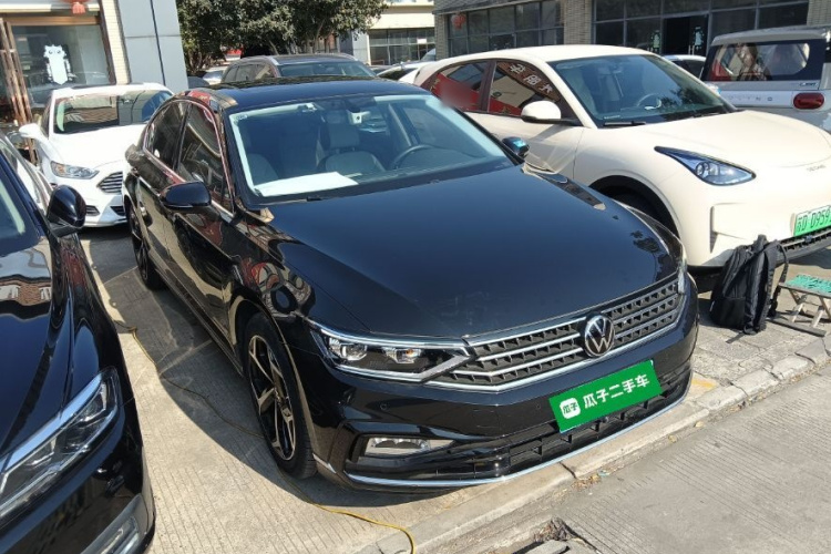 大众 迈腾 2023款 200万辆纪念版 330TSI DSG领先型车身外观3