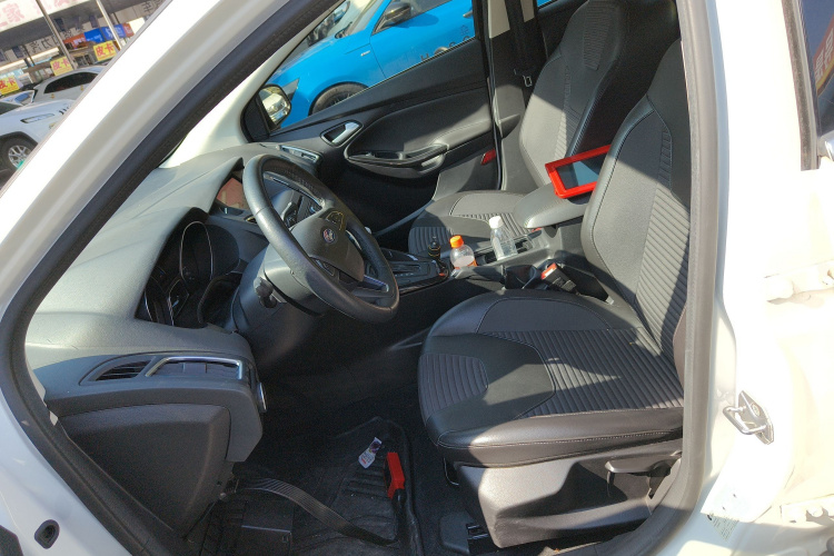 福特 福克斯 2017款 三厢 EcoBoost 180 自动精英型中控内饰19