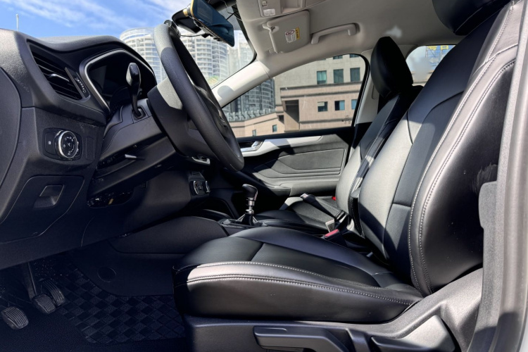 福特 福克斯 2019款 两厢 1.5L 手动锋跃型 国V中控内饰7001