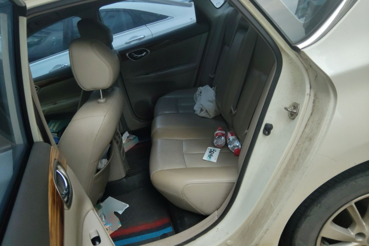 日产 轩逸 2014款 1.6XV CVT尊享版中控内饰21