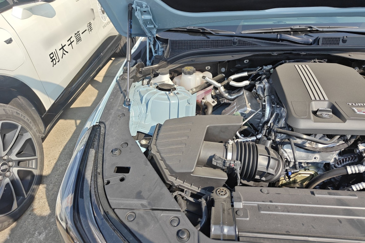 凯迪拉克CT5 2025款 28T 赛道性能版+巅峰赛道选装包机舱底盘25