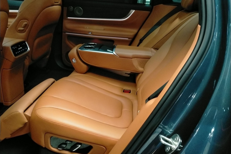 鸿蒙智行 问界M9 2024款 增程 Max版 42kWh 5座版中控内饰7004