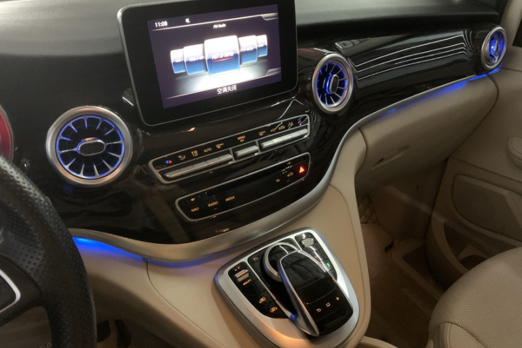 奔驰V级 2016款 V 260 领航版中控内饰7003