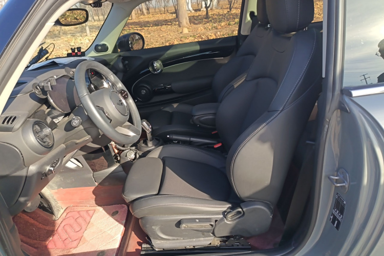 MINI 2023款 1.5T COOPER 艺术家中控内饰19