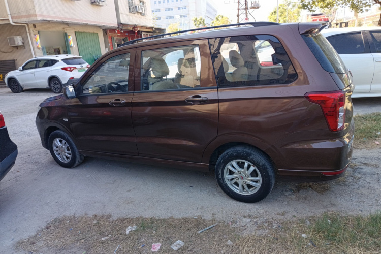 五菱汽车 五菱宏光 2021款 1.5L S标准型LAR车身外观4