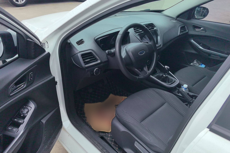 福特 福睿斯 2019款 改款 1.5L 手动质享型（胎压监测） 国VI中控内饰7002