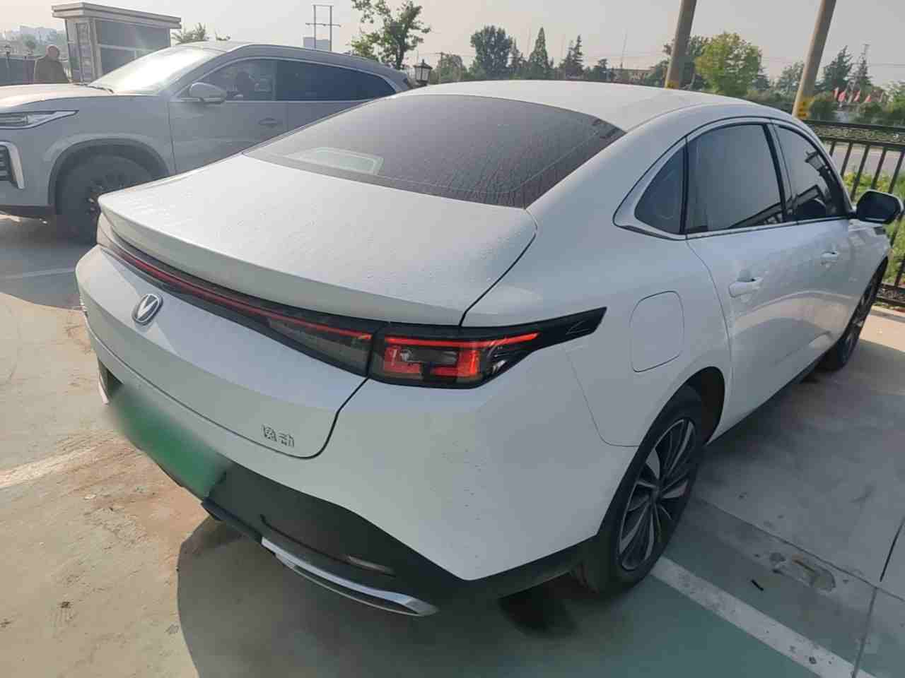 车辆右后45度外观全景
