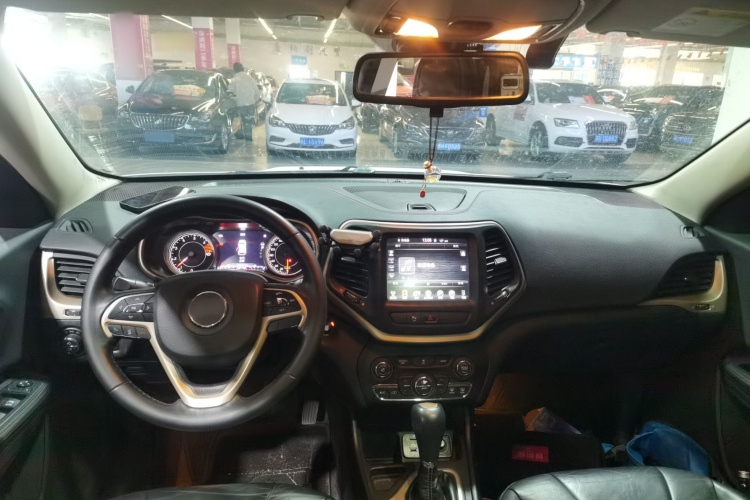 Jeep 自由光 2016款 2.0L 优越版中控内饰12