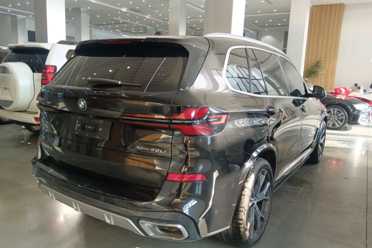 宝马X5 2023款 xDrive 30Li 尊享型M运动套装车身外观7